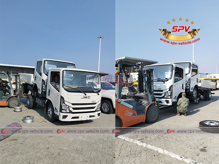 Drag JMC Cargo Trucks With Fork Truck Loading Into Container